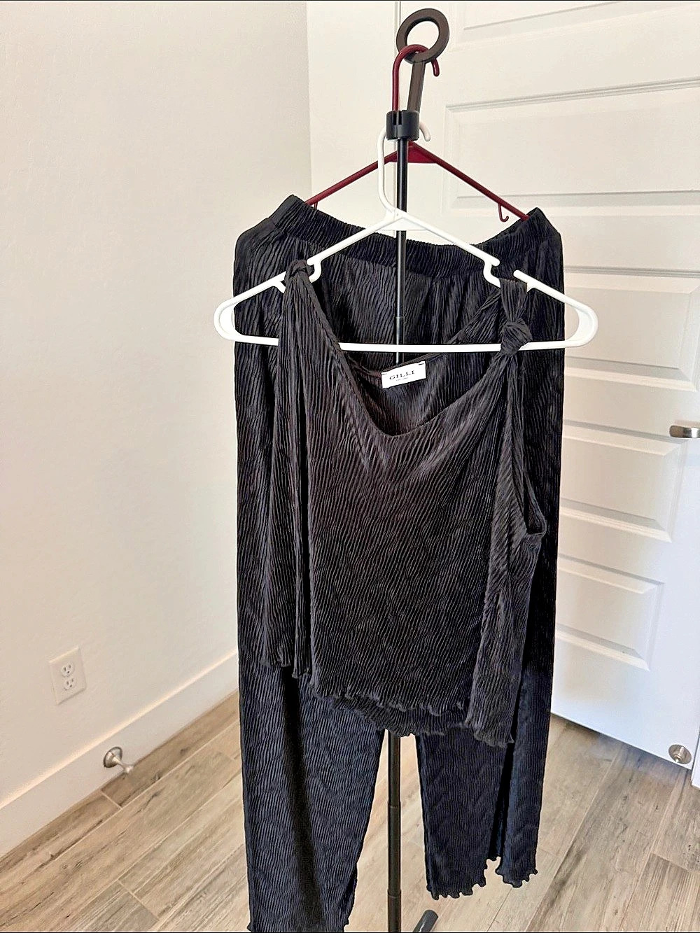 GILL Black Pleated Wide Leg Set Like New